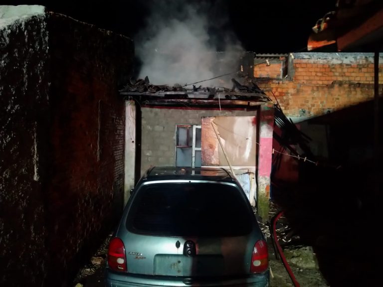 Fogo atinge cômodo de residência e telhado desaba durante incêndio em SC