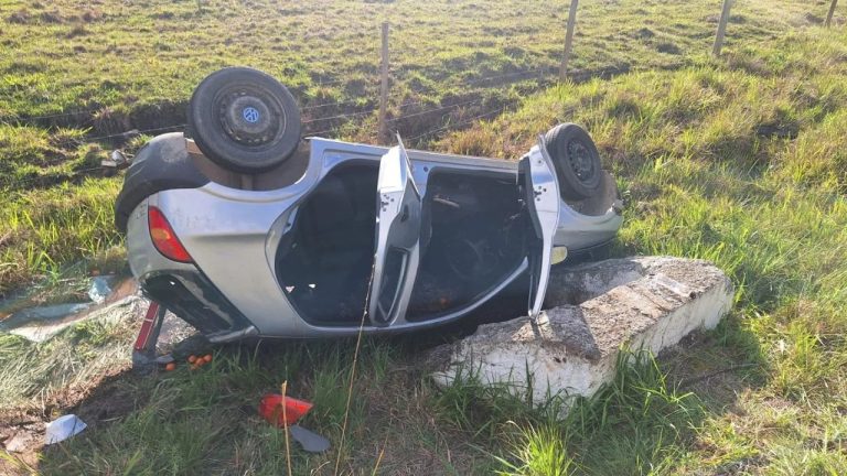 Carro sai da pista, capota e deixa dois feridos na SC-114