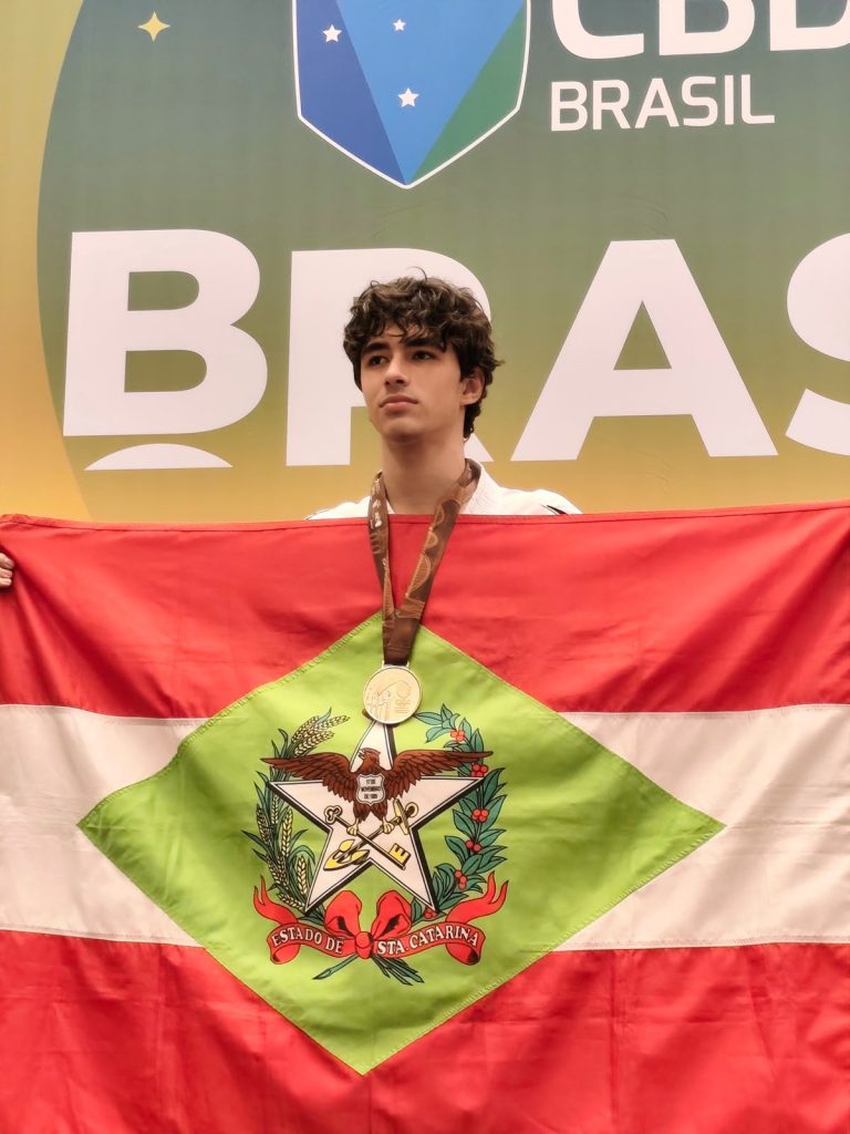 Atleta de Içara é campeão brasileiro estudantil e vai ao mundial de karatê