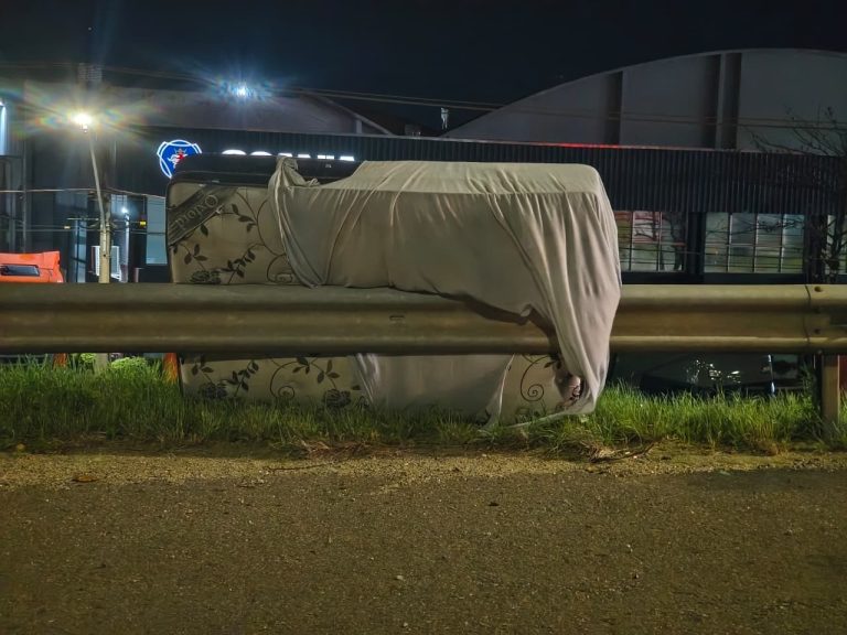 Colchão na pista causa acidente e deixa motorista ferido na BR-101