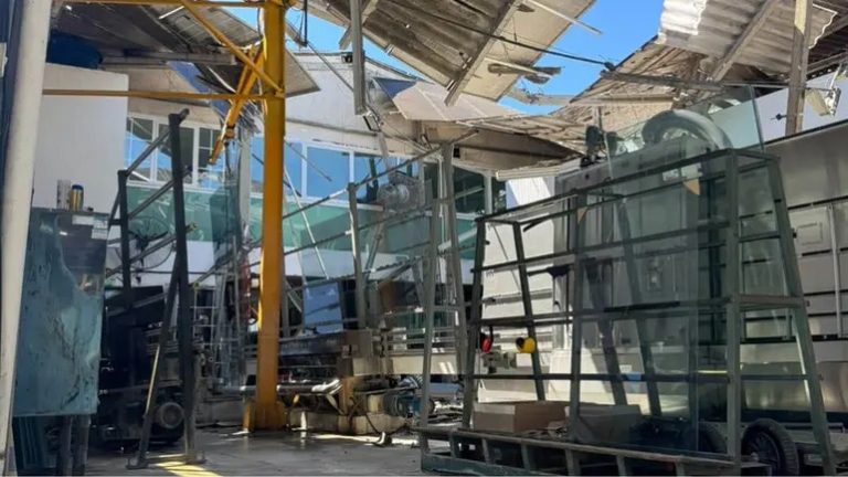 Edificação desaba e deixa duas pessoas feridas em São José
