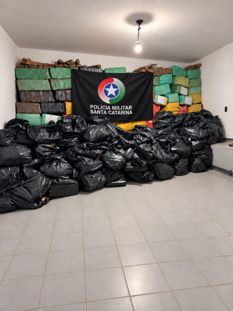 PM apreende mais de quatro toneladas de maconha e homem acaba preso em SC