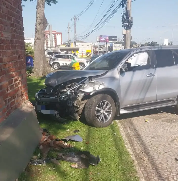 Condutor perde controle de carro na Av. Centenário e colide contra concreto