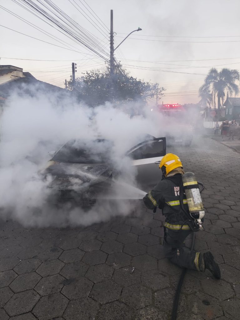 Incêndio destrói carro estacionado em via pública em Içara