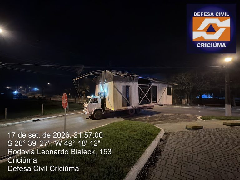 (VÍDEO) Casa abandonada em cima de caminhão em Criciúma ganha novo destino