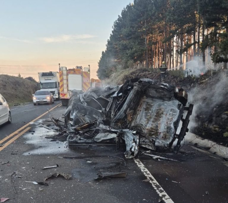 Homem é resgatado de carro antes de veículo pegar fogo e explodir na SC-114