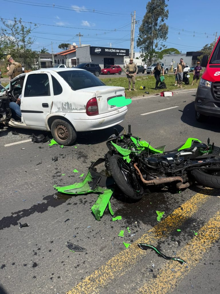 Acidente entre carro e motocicleta deixa três pessoas feridas em Araranguá