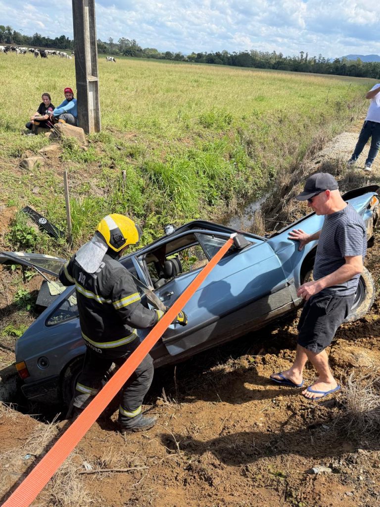Mulher fica ferida após carro sair da pista em Criciúma