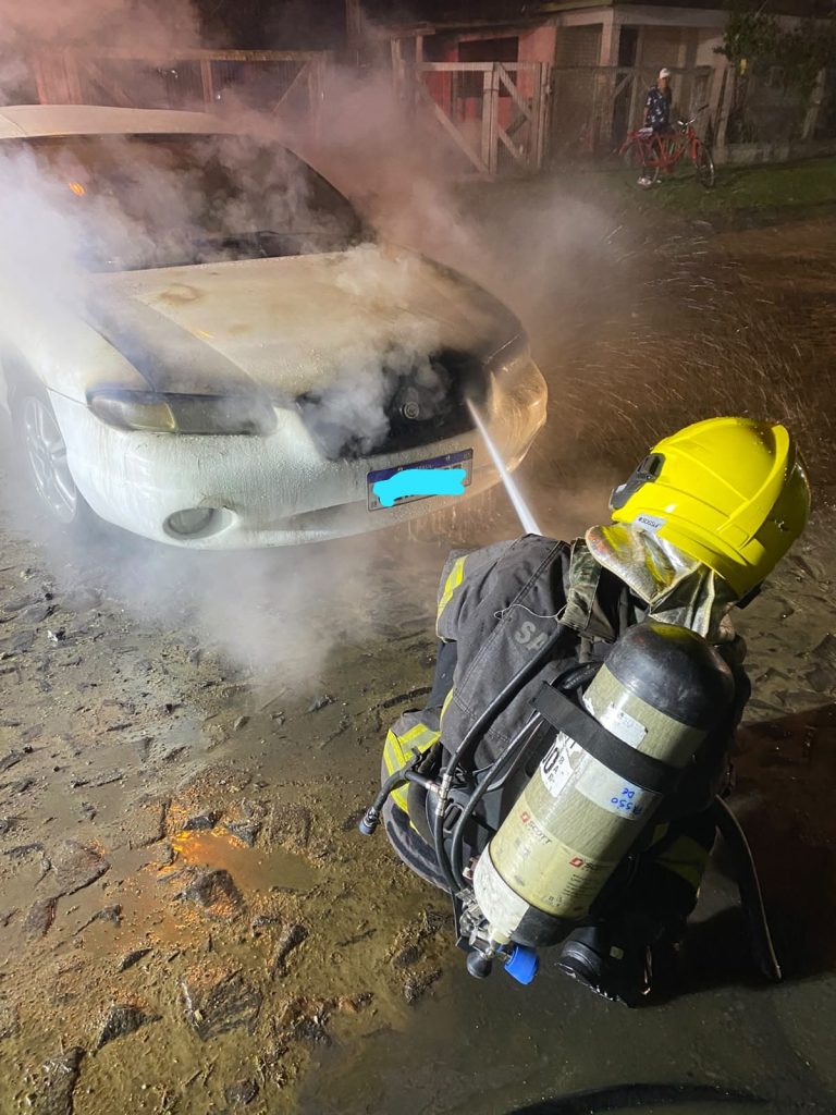 Incêndio atinge carro e mobiliza bombeiros em Passo de Torres