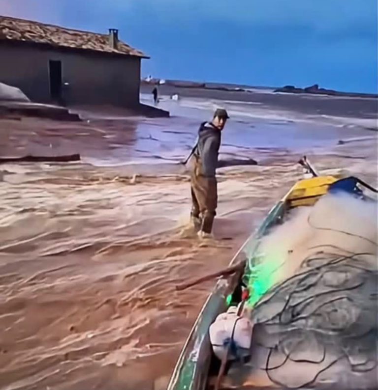 (Vídeo)Tsunami meteorológico assusta pescadores e arrasta barcos em Laguna
