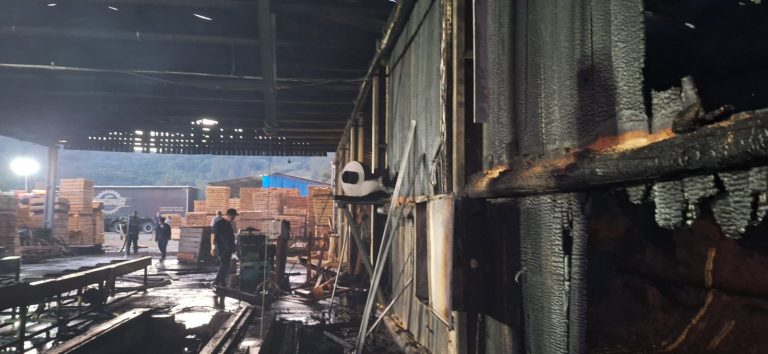 Incêndio destrói parte de edificação industrial em Braço do Norte
