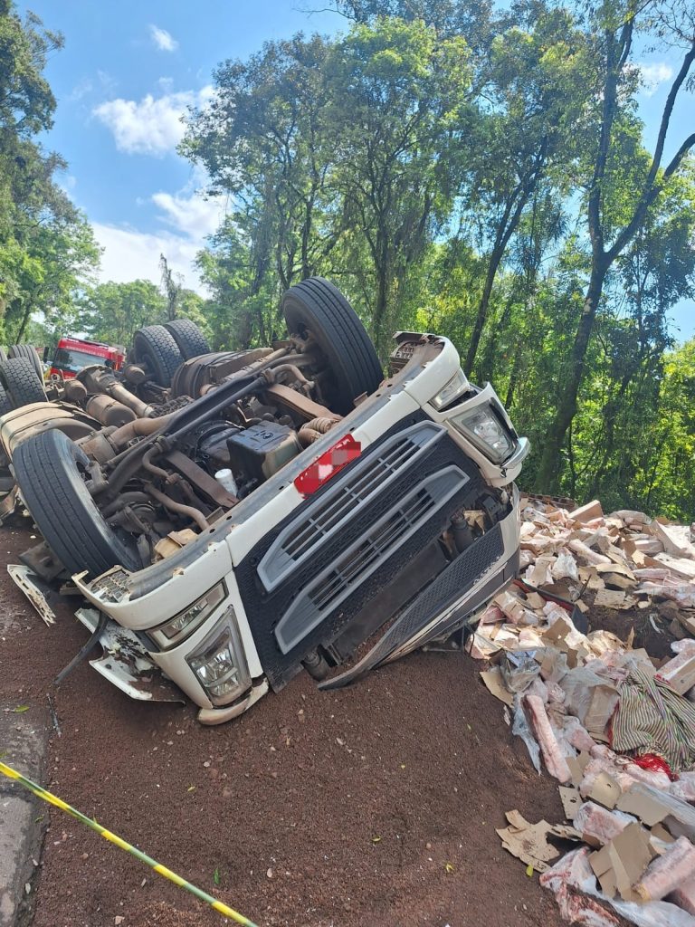 Motorista de 72 anos morre após carreta sair da pista e capotar na SC-283