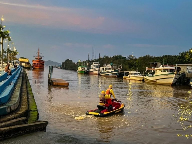 Criança de 10 anos desaparece no mar após ser atingida por onda em SC