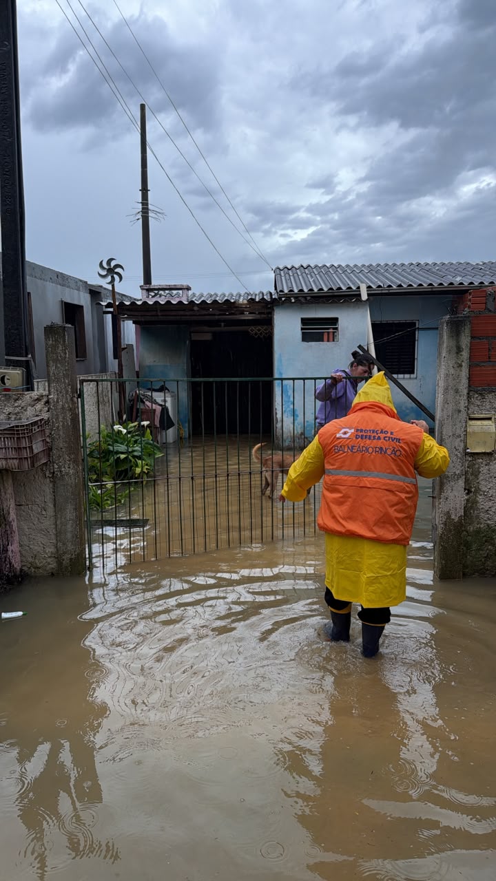 Vídeo: água invade casas na Zona Sul do Rincão