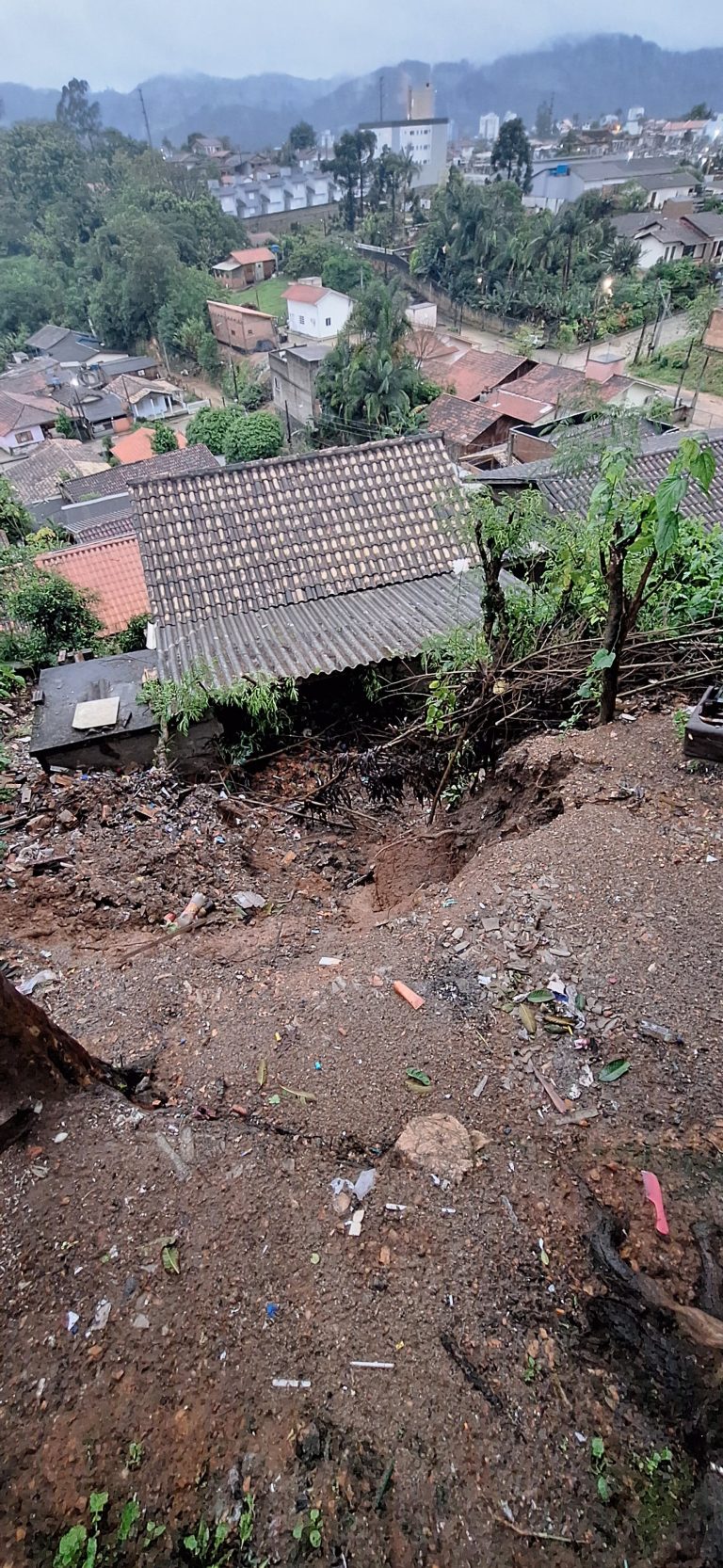 Deslizamento de terra derruba parede e atinge residência em Braço do Norte