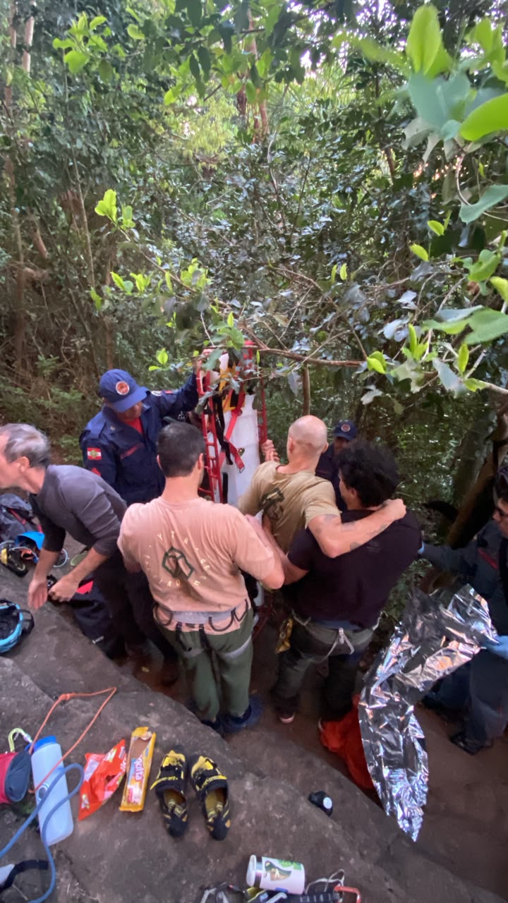 Bombeiros atendem escalador após queda no Morro da Cruz