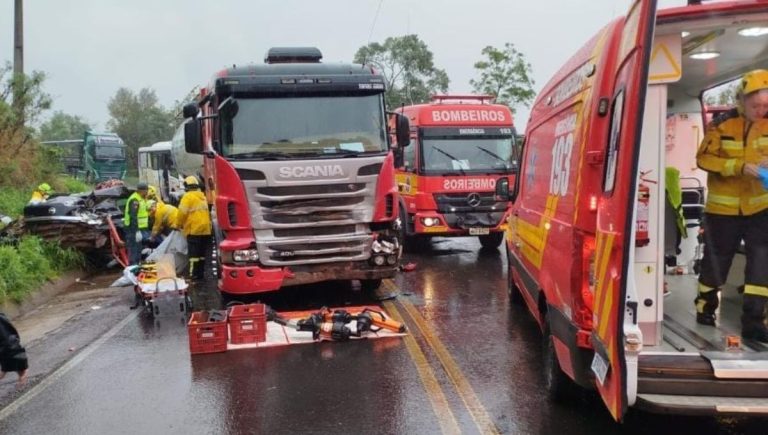SC: Carro roda na pista, bate em caminhão, mata passageiro e deixa feridos