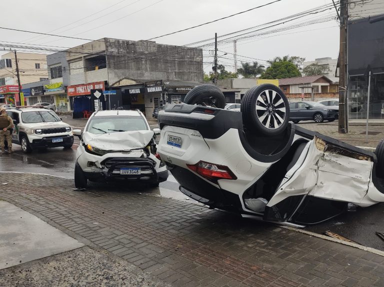 VÍDEO: Carro capota após acidente na Santos Dumont em Criciúma