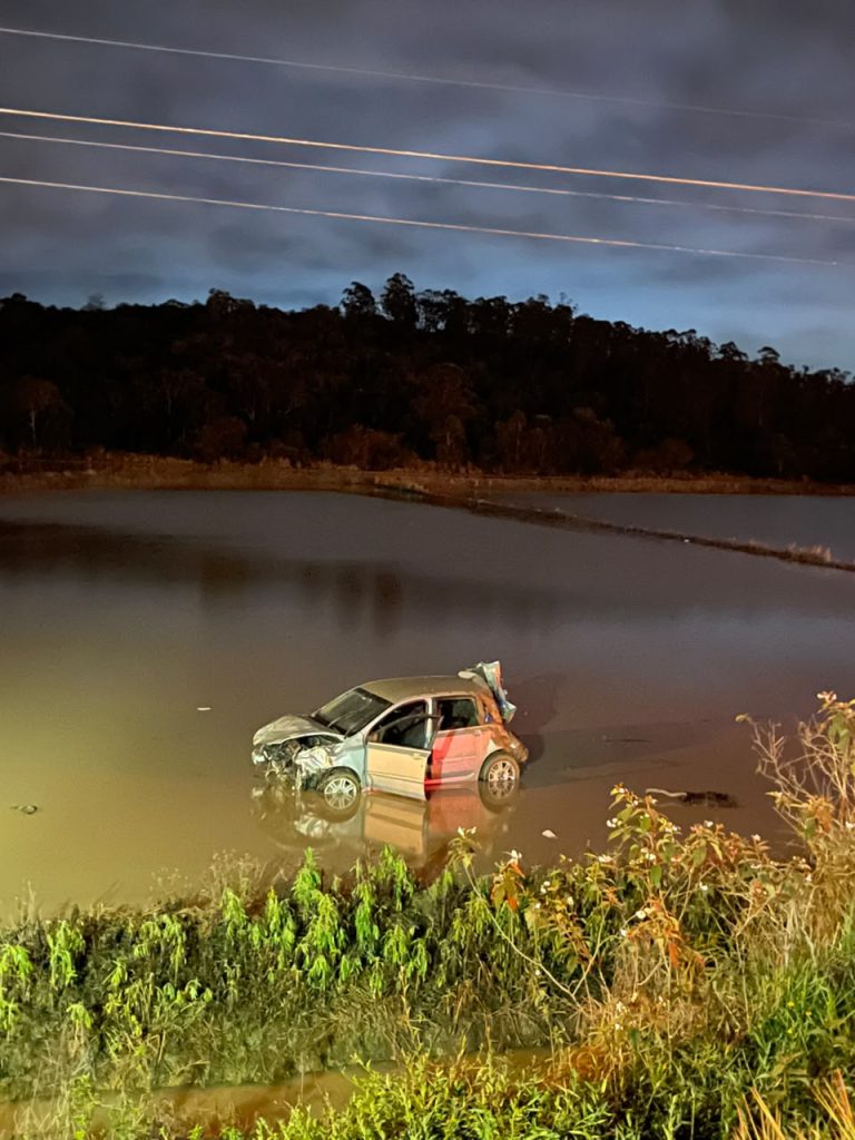 Jovem fica ferido após veículo cair em área alagada em Cocal do Sul