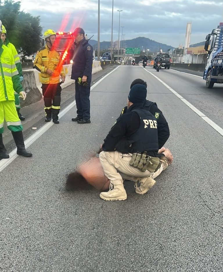 Homem em surto é resgatado após subir em mureta na BR-101