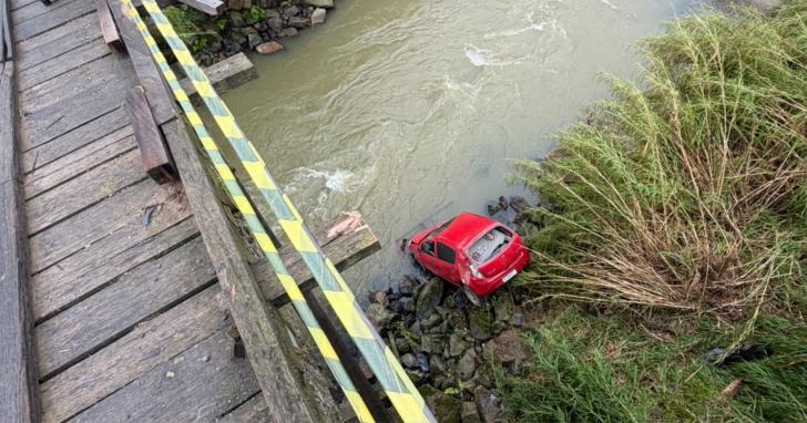 Carro despenca de 15 metros e motorista idoso sobrevive em Gravatal