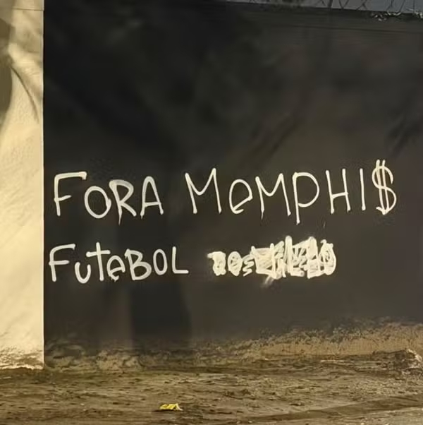 Muro da sede do Corinthians pichado