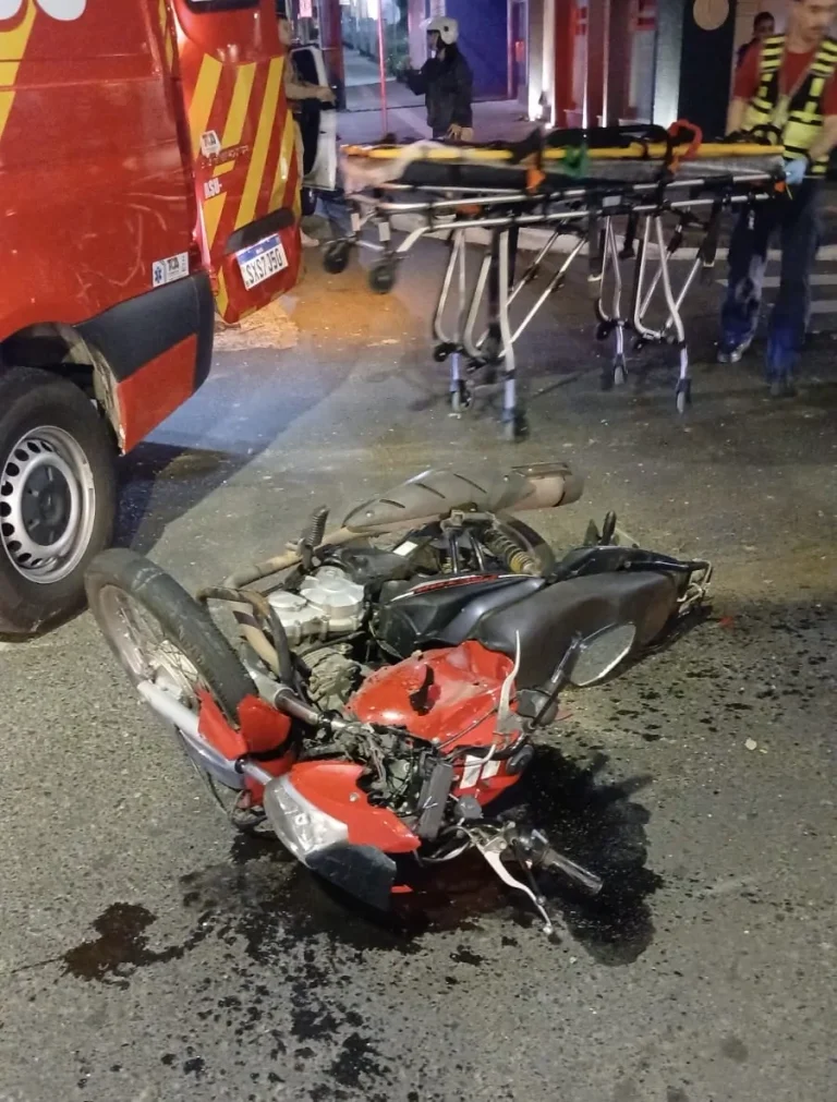 Motociclista é atingido por Hilux no Centro de Criciúma