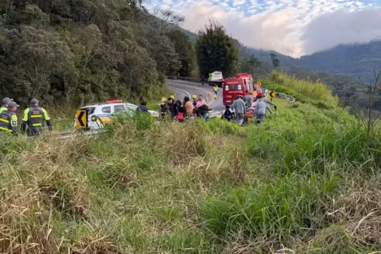 Ônibus de excursão cai em ribanceira e deixa seis mortos no interior de SP
