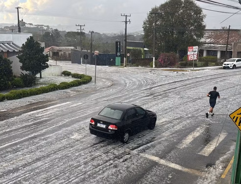 (VÍDEO) Temporal cobre ruas de gelo e mobiliza Defesa Civil em Mafra
