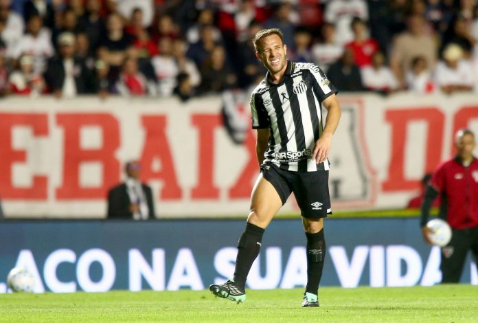Arthur, volante do Santos