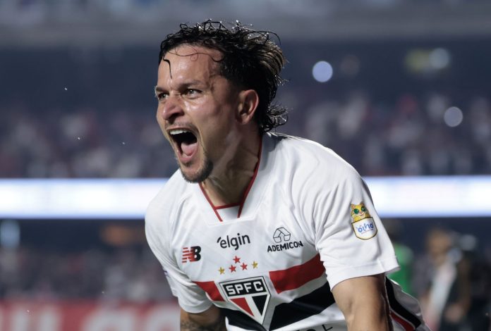 Artur comemora gol diante do Vasco
