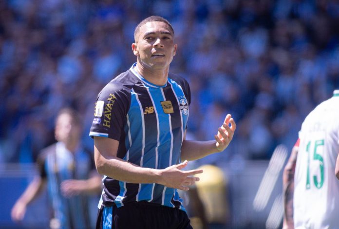 Carlos Vinícius, atacante do Grêmio