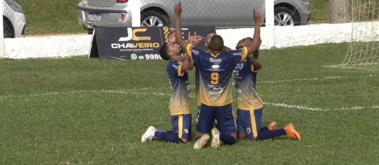 Cocal do Sul surpreende e bate o Vila Nova no Regional da Larm