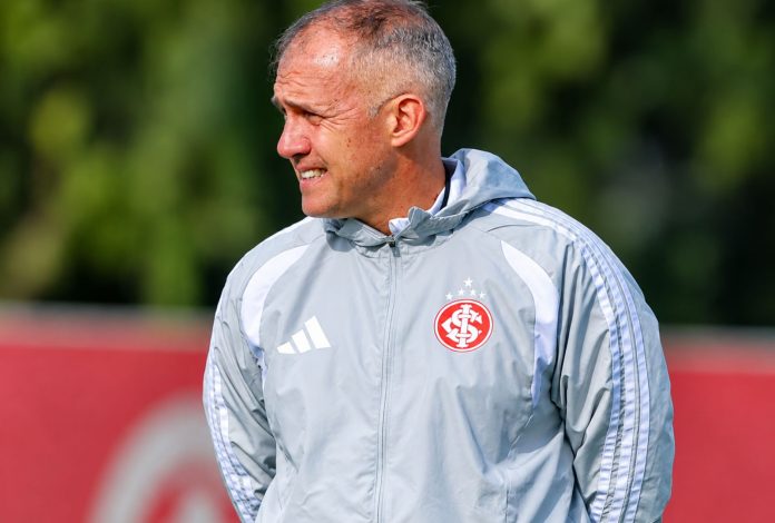Eduardo Baptista, técnico do Inter