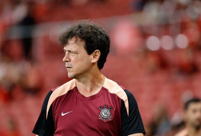 Fernando Diniz está ameaçado no Corinthians