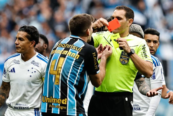Kannemann expulso em Grêmio x Cruzeiro