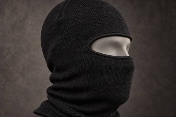 Trabalhador usa balaclava durante serviço e assusta moradores em Criciúma