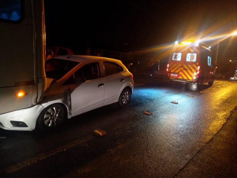 Motorista é levada ao hospital após colisão com ônibus em Criciúma