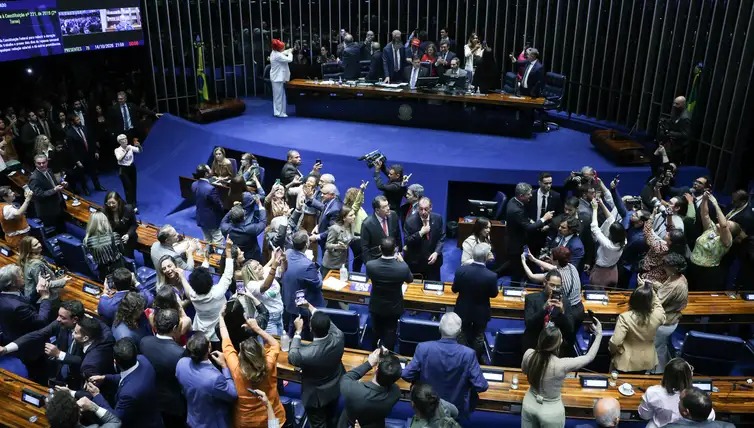 Senado aprova PEC do fim da escala 6×1 e redução da jornada de trabalho