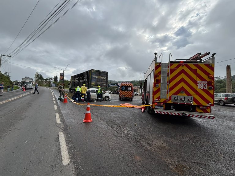 Mulher fica gravemente ferida após colisão entre carro e caminhão na SC-108