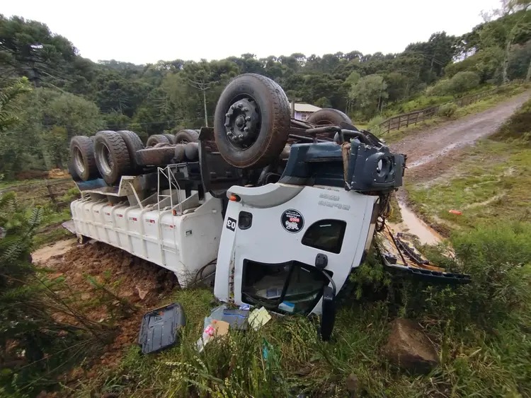 Passageiro morre e motorista fica ferido após caminhão tombar em SC