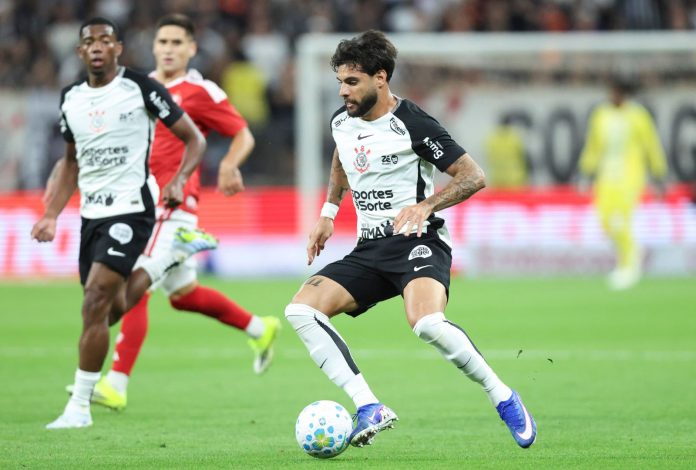 Yuri Alberto em duelo diante do Internacional