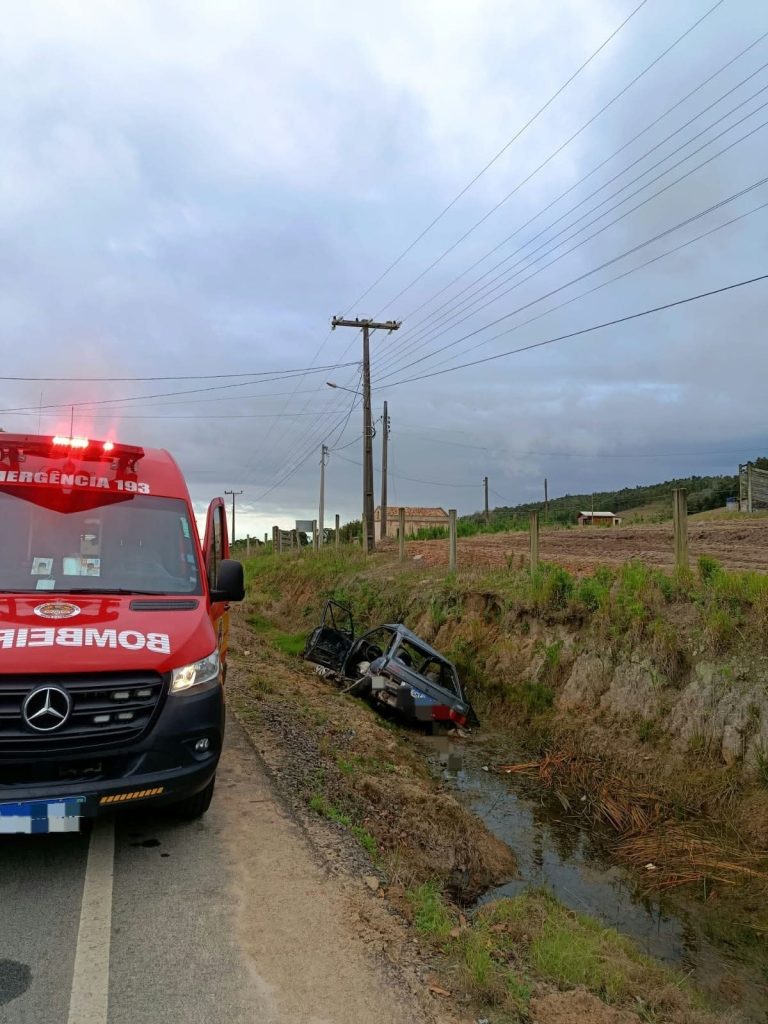 Treze de Maio: caminhão e carro se envolvem em acidente no Rio Vargedo