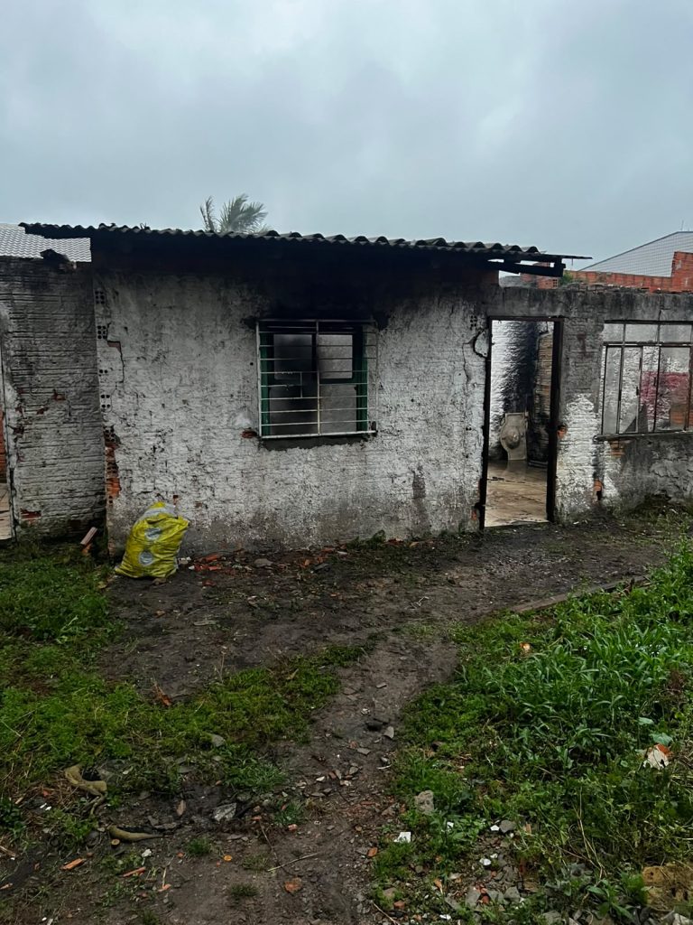 Araranguá: quitinete é tomada pelo fogo